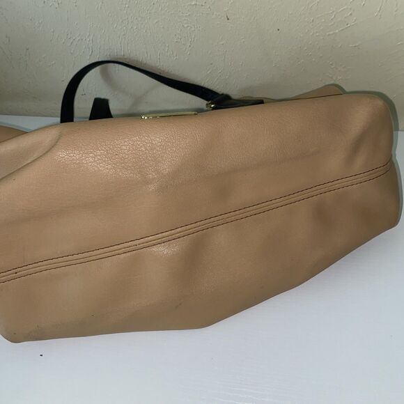 Liz Clairborne Leanne 4 Poster Shoulder Bag Tan and Black - Picture 11 of 12